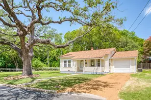 204 N Orange St, Fredericksburg, TX 78624 - Photo 1