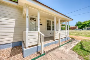 204 N Orange St, Fredericksburg, TX 78624 - Photo 4
