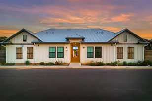 930 S Eagle St, Fredericksburg, TX 78624 - Photo 4
