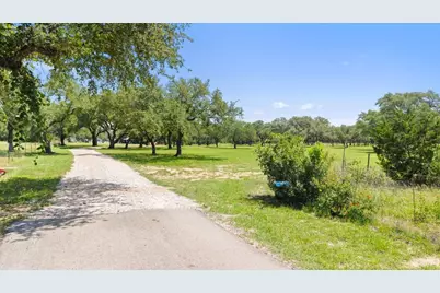118 E Creekview Dr, Johnson City, TX 78636 - Photo 12