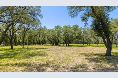 118 E Creekview Dr, Johnson City, TX 78636 - Photo 8