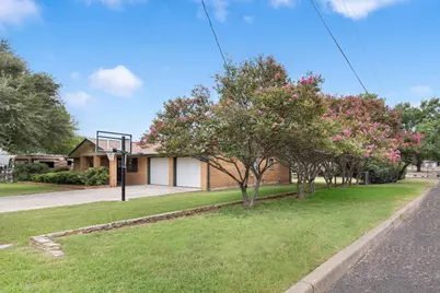 101 E Grothe St, Fredericksburg, TX 78624 - Photo 2