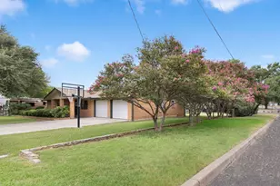 101 E Grothe St, Fredericksburg, TX 78624 - Photo 2
