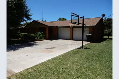101 E Grothe St, Fredericksburg, TX 78624 - Photo 2