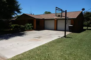 101 E Grothe St, Fredericksburg, TX 78624 - Photo 2