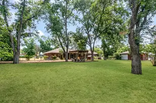 301 W Hackberry St, Fredericksburg, TX 78624 - Photo 4