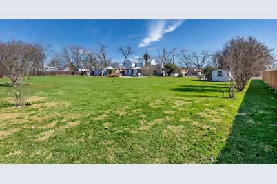 906 Crockett St, Fredericksburg, TX 78624 - Photo 2