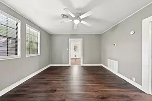 204 Davis St, Kerrville, TX 78028 - Photo 2