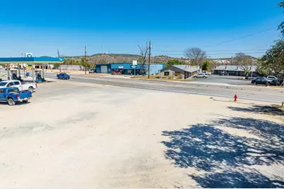 1812 Water St, Kerrville, TX 78028 - Photo 4