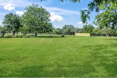 408 Fulton St, Fredericksburg, TX 78624 - Photo 4