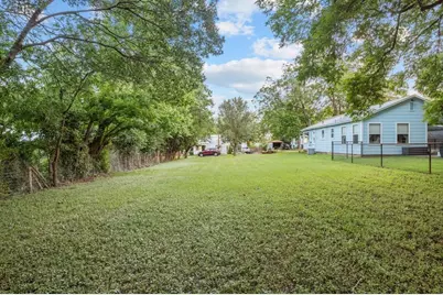414 Plum St, Fredericksburg, TX 78624 - Photo 2