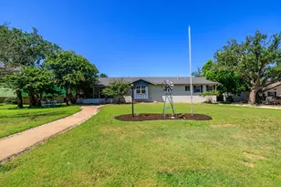 1009 W Main St, Kerrville, TX 78028 - Photo 2