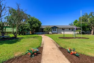 1009 W Main St, Kerrville, TX 78028 - Photo 2