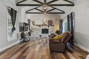 1009 W Main St, Kerrville, TX 78028 - Photo 6