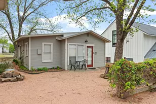 215 E Travis St, Fredericksburg, TX 78624 - Photo 2