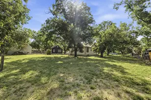 420 Plum St, Fredericksburg, TX 78624 - Photo 2