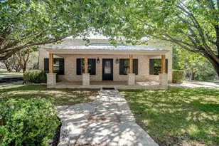 146 Hillside Dr, Fredericksburg, TX 78624 - Photo 2
