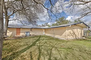 105 Hale St, Fredericksburg, TX 78624 - Photo 4