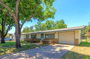 814 Sunset St, Fredericksburg, TX 78624 - Photo 2