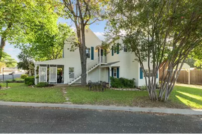 305 S Orange St, Fredericksburg, TX 78624 - Photo 2