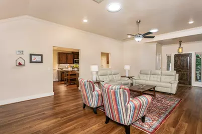 201 E Creekview Dr, Fredericksburg, TX 78624 - Photo 6