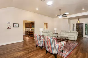 201 E Creekview Dr, Fredericksburg, TX 78624 - Photo 6