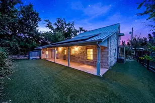 204 N Acorn St, Fredericksburg, TX 78624 - Photo 2