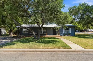 912 SE Apple St, Fredericksburg, TX 78624 - Photo 2