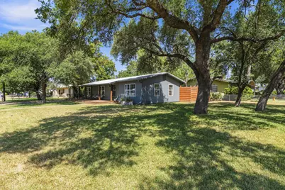 912 SE Apple St, Fredericksburg, TX 78624 - Photo 4