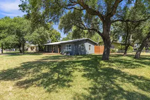 912 SE Apple St, Fredericksburg, TX 78624 - Photo 4