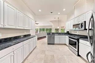 118 W Creekview Dr, Fredericksburg, TX 78624 - Photo 10