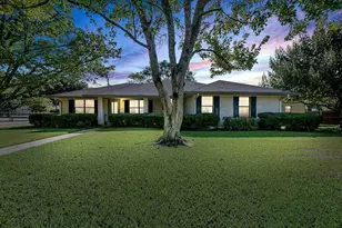 208 Edgewood Dr, Fredericksburg, TX 78624 - Photo 2