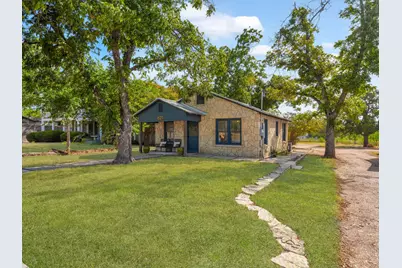 621 S Washington St, Fredericksburg, TX 78624 - Photo 2