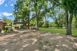 301 W Hackberry St, Fredericksburg, TX 78624 - Photo 6