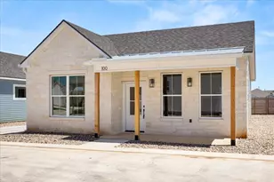 802 S Creek St, Fredericksburg, TX 78624 - Photo 2