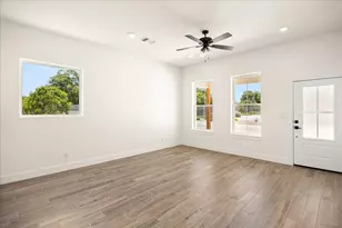 802 S Creek St, Fredericksburg, TX 78624 - Photo 4