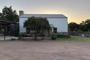 714 W Live Oak St, Fredericksburg, TX 78624 - Photo 4