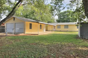 109 W Mulberry St, Fredericksburg, TX 78624 - Photo 2