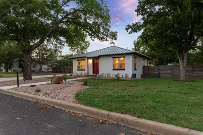 318 W Hackberry St, Fredericksburg, TX 78624 - Photo 2