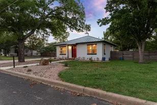 318 W Hackberry St, Fredericksburg, TX 78624 - Photo 2