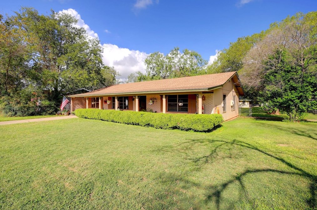606 Bowie St, Fredericksburg, TX 78624-2604