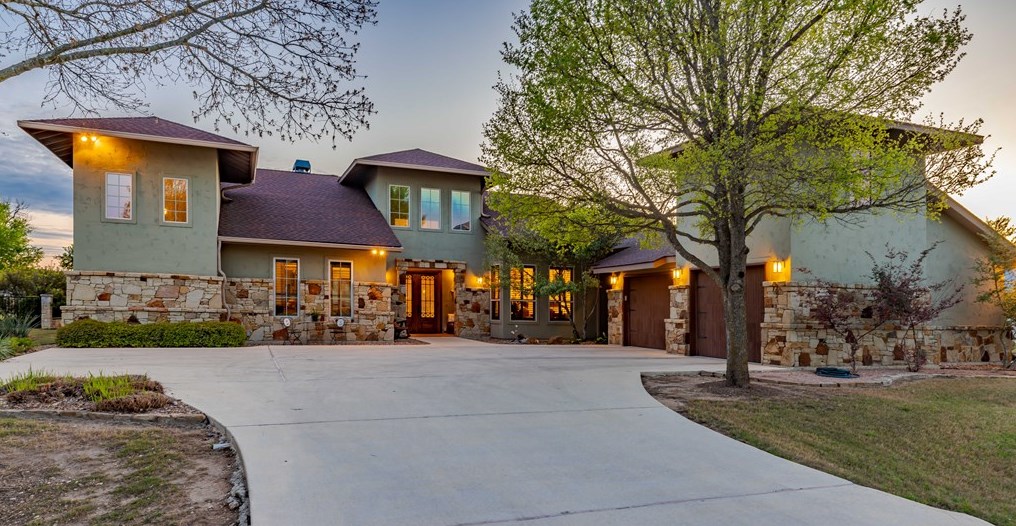 2915 Dry Hollow Dr, Kerrville, TX 78028-8051