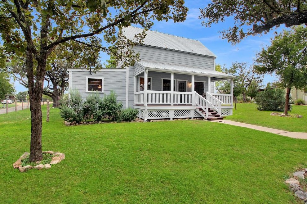 211 Sunday Cir, Fredericksburg, TX 78624-9558