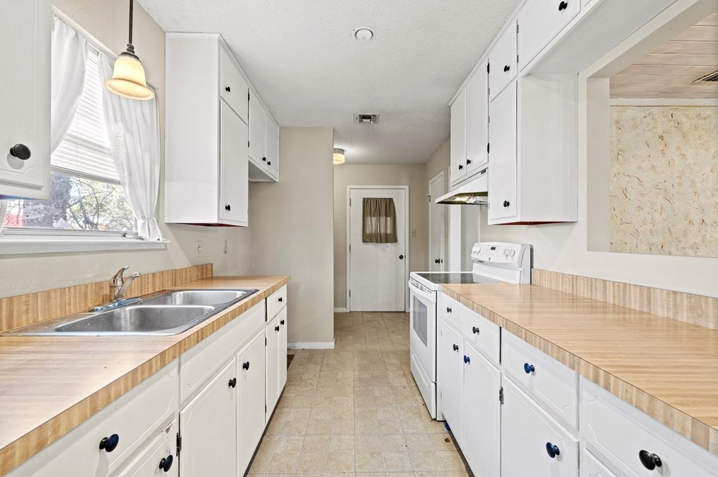 412 Plum St, Fredericksburg, TX 78624-4019