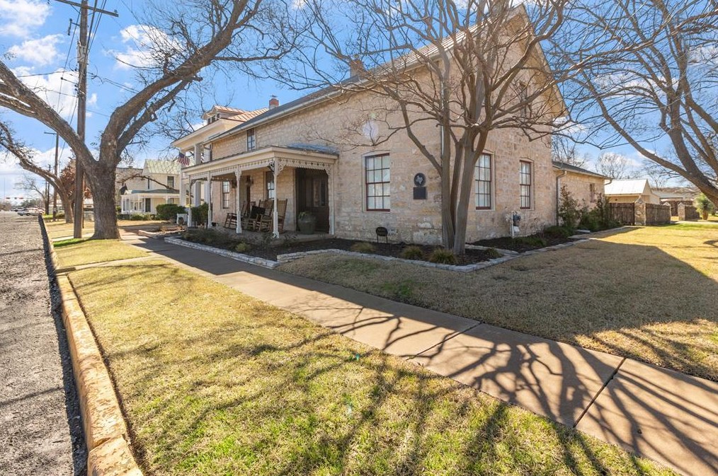 125 San Antonio St, Fredericksburg, TX 78624-4135