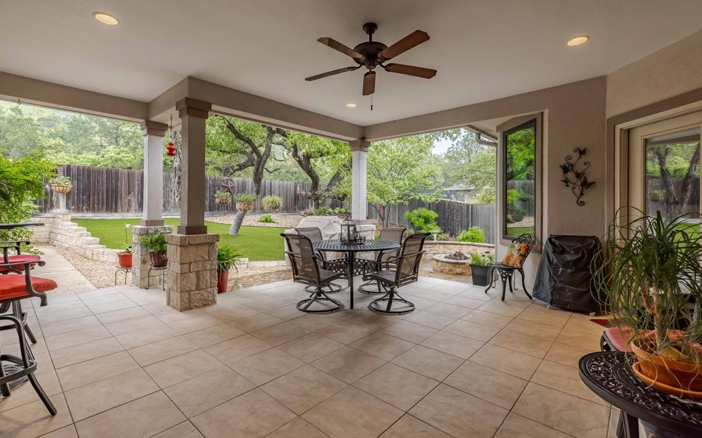 136 Stoneledge Dr, Fredericksburg, TX 78624-7378