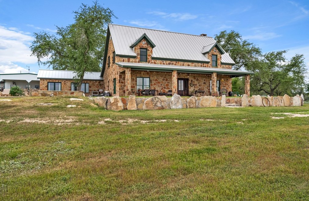 1526 Elm Ridge Rd, Fredericksburg, TX 78624-5875