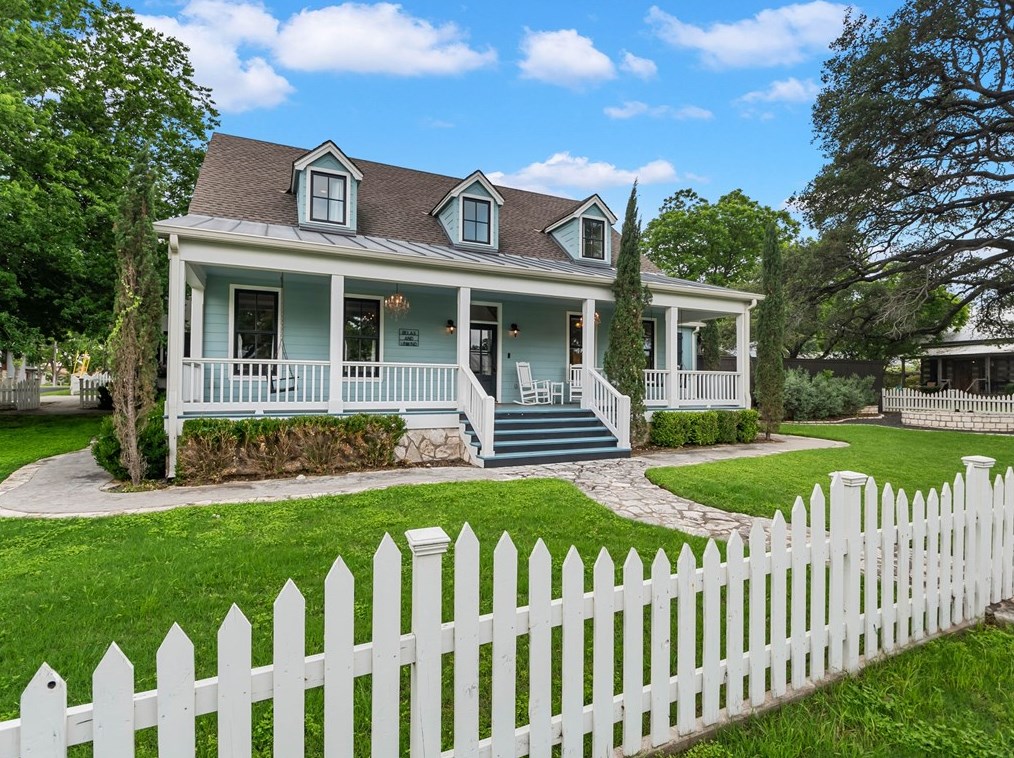 419 Travis St, Fredericksburg, TX 78624-4370