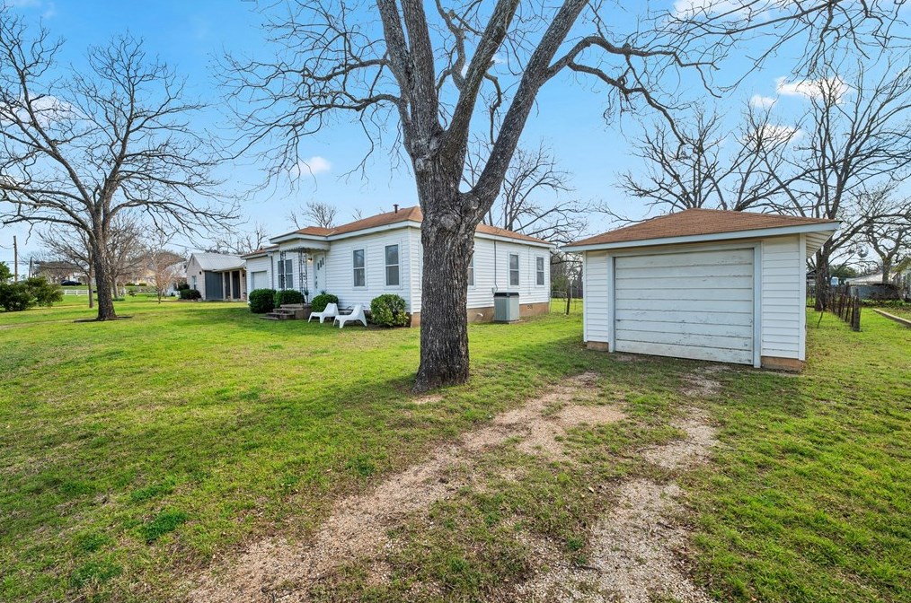 207 Acorn St, Fredericksburg, TX 78624-3203