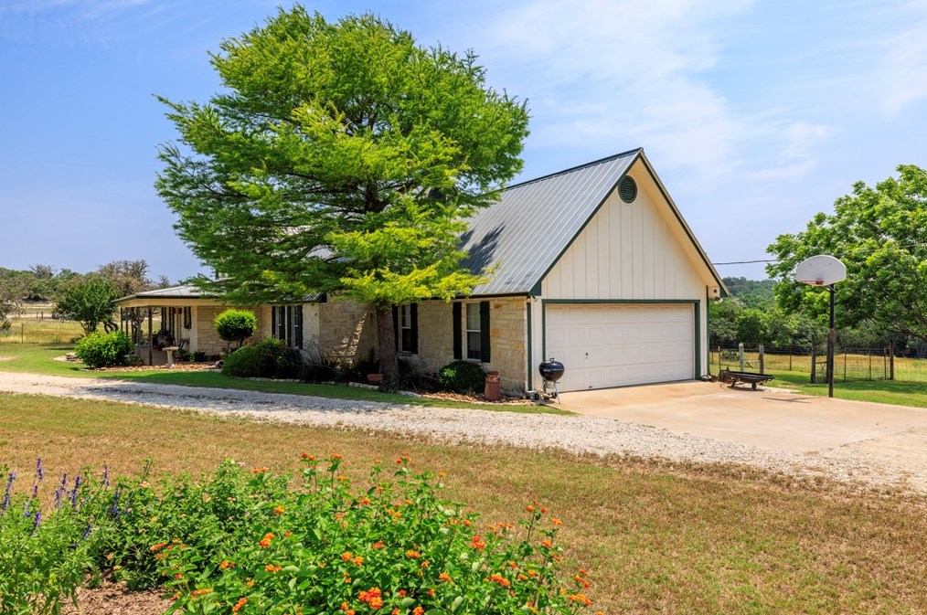527 Broadway St, Fredericksburg, TX 78624-6171
